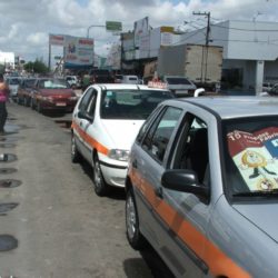 DEFENSORES: Sem passageiros para transportá-los, estão entregando taxis em Barra dos Coqueiros