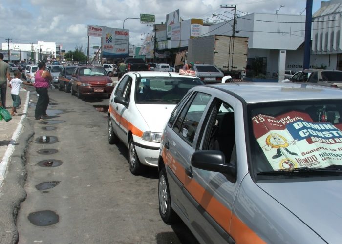 DEFENSORES: Sem passageiros para transportá-los, estão entregando taxis em Barra dos Coqueiros