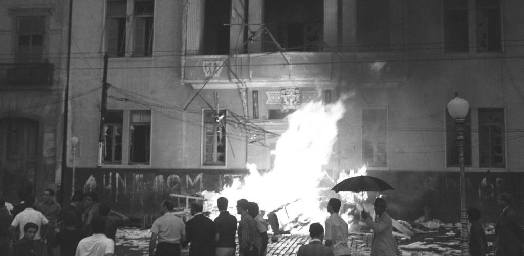 Para que jamais se esqueça: Incêndio criminoso na sede da UNE, no Rio de Janeiro, perpetrado pelos militares e forças reacionárias no dia 1º de abril de 1916.