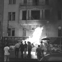 Para que jamais se esqueça: Incêndio criminoso na sede da UNE, no Rio de Janeiro, perpetrado pelos militares e forças reacionárias no dia 1º de abril de 1916.