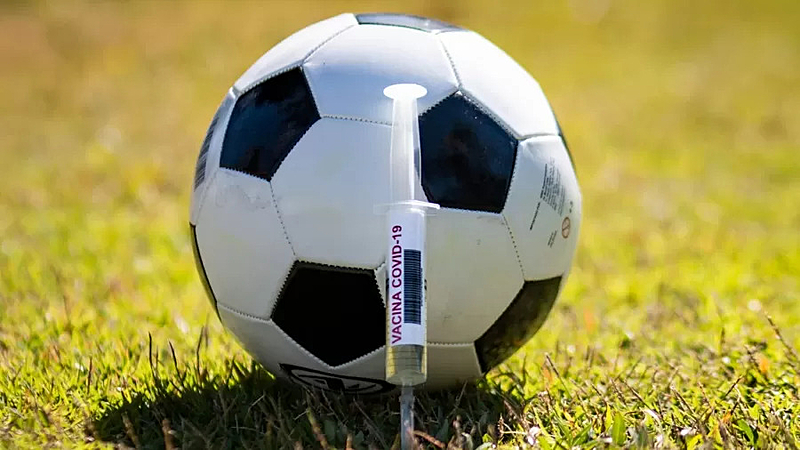 Futebol deve furar a fila da vacina?