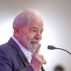 ELEIÇÕES 2022: Lula admite candidatura: "Eu não posso voltar e fazer menos do que fiz", afirma a centrais