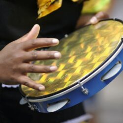 Coluna FIQUE DE OLHO: "Maluco, inconsequente, ... está praticando estelionato eleitoral", classifica Luciano Bispo seu desafeto e adversário político Valmir de Francisquinho; batendo "sem dó nem piedade", feito "pandeiro em samba"