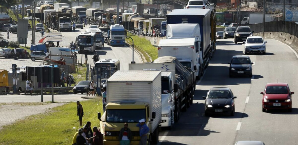 POLÍTICA: ‘O país vai parar novamente’, diz associação de caminhoneiros após aumento de preços pela Petrobras