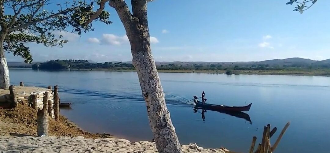 Coluna FIQUE DE OLHO: Em Amparo, Alex de Marielze "apanhando" como pandeiro em samba