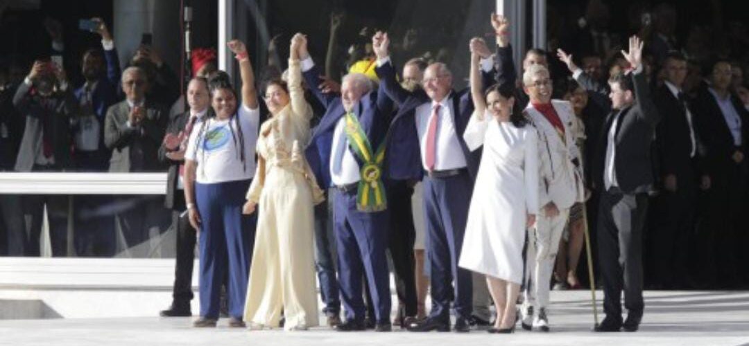 Conheça os brasileiros e as brasileiras que entregaram a faixa para Lula