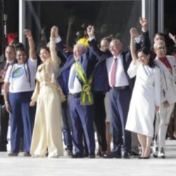 Conheça os brasileiros e as brasileiras que entregaram a faixa para Lula