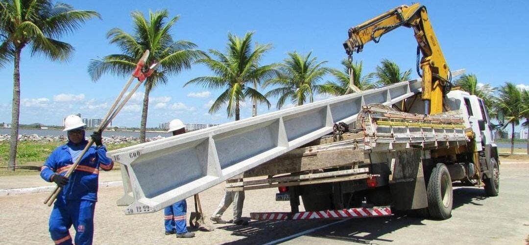 Prefeitura da Barra dos Coqueiros troca todos postes de iluminação da Orla da Atalaia Nova